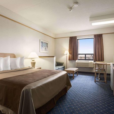 Travelodge By Wyndham Chatham Exterior foto